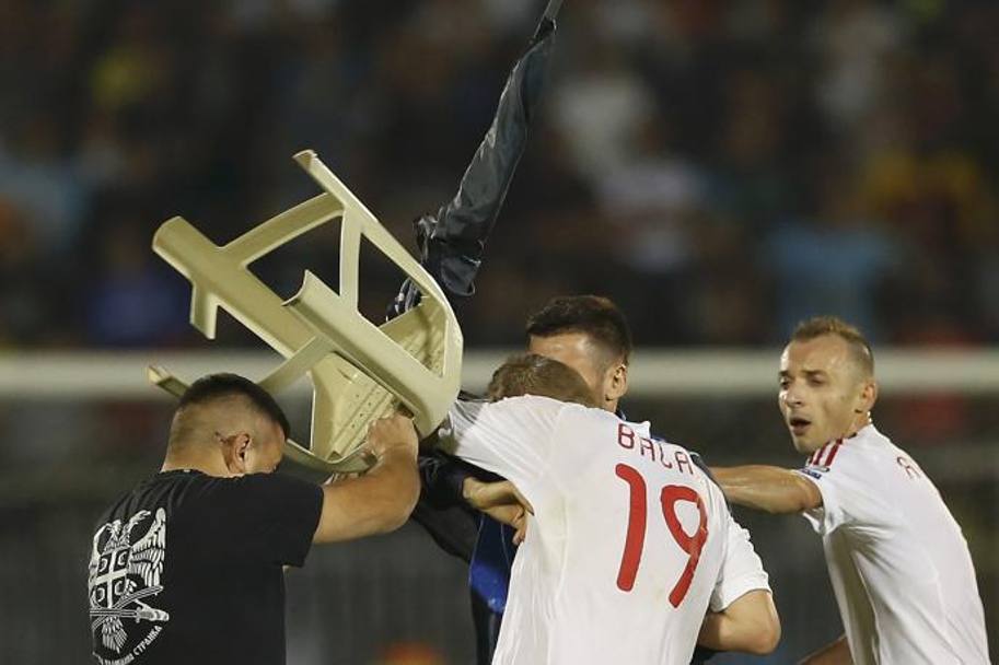 I tifosi serbi erano entrati in campo aggredendo i giocatori avversari. Action Images
